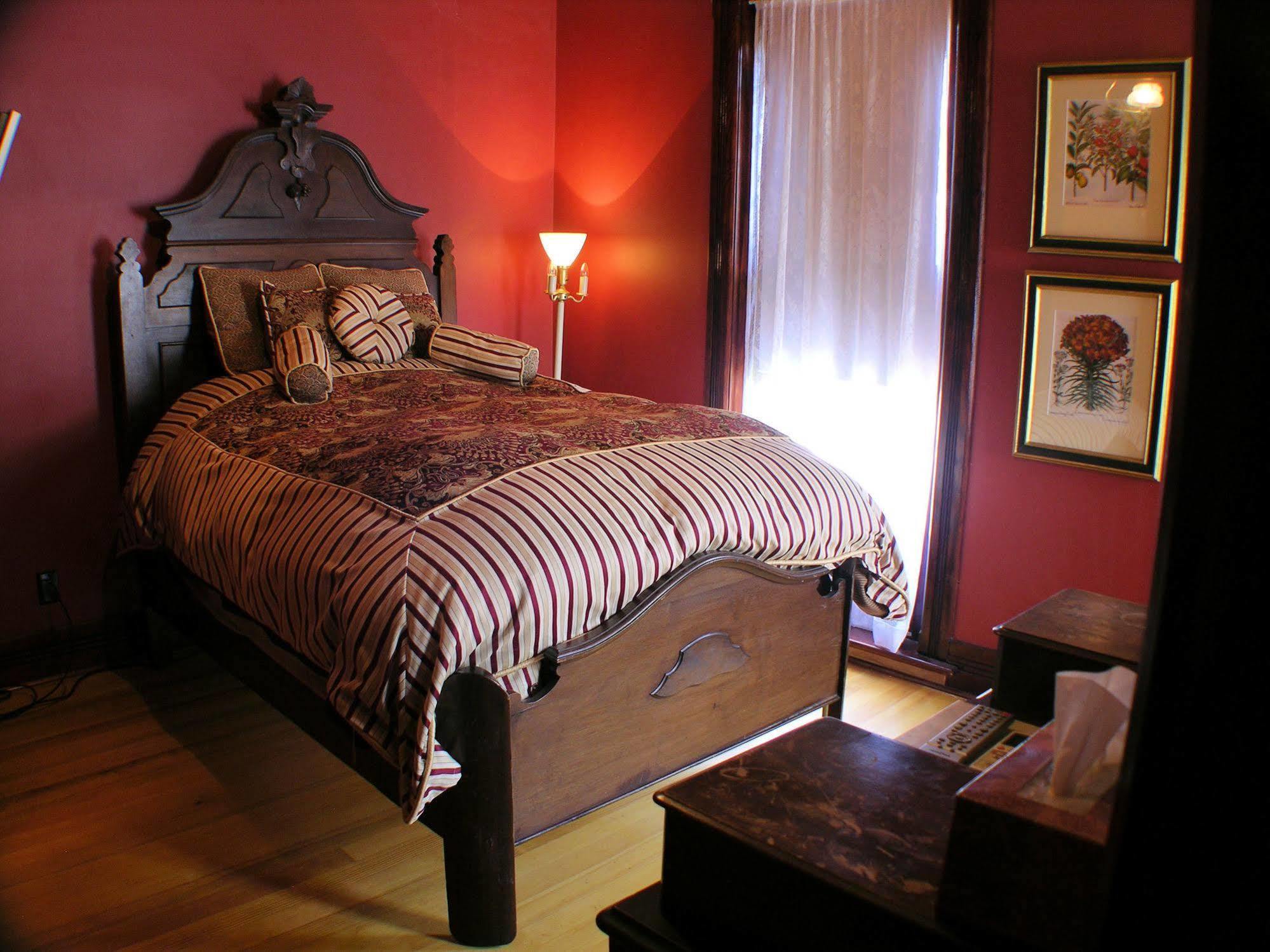 Whiskey Mansion Bed & Breakfast Saint Joseph Cameră foto